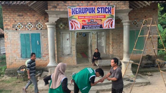 Mahasiswa KKN T26 Berkontribusi dalam Pendaftaran Sertifikasi Halal dan Pemasangan Banner Kerupuk Stick Fika 