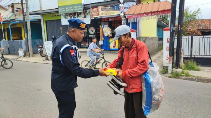 Sat Brimob Polda Jabar Gelar Kegiatan Jumat Berkah Kepada Warga Cikeruh